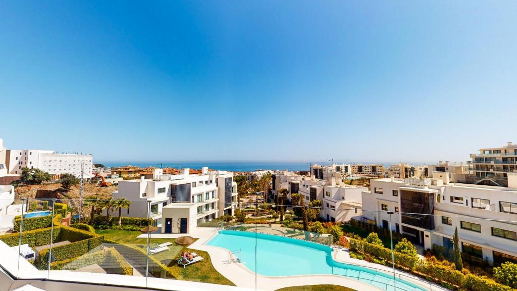 uitzicht op een stad met een zwembad en gebouwen bij Higueron West II - Luxury new built 3 bed apartmen in Fuengirola