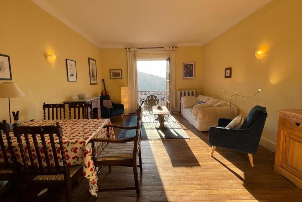 聖熱爾韋萊班的住宿－Le Mont-Joly - Appartement familial avec vue sur la montagne，客厅配有桌子和沙发