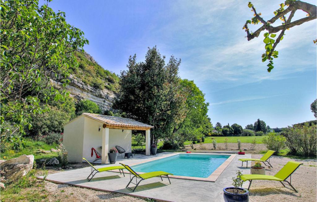 een zwembad met stoelen en een prieel bij 5 Bedroom Beautiful Home In Merindol in Mérindol