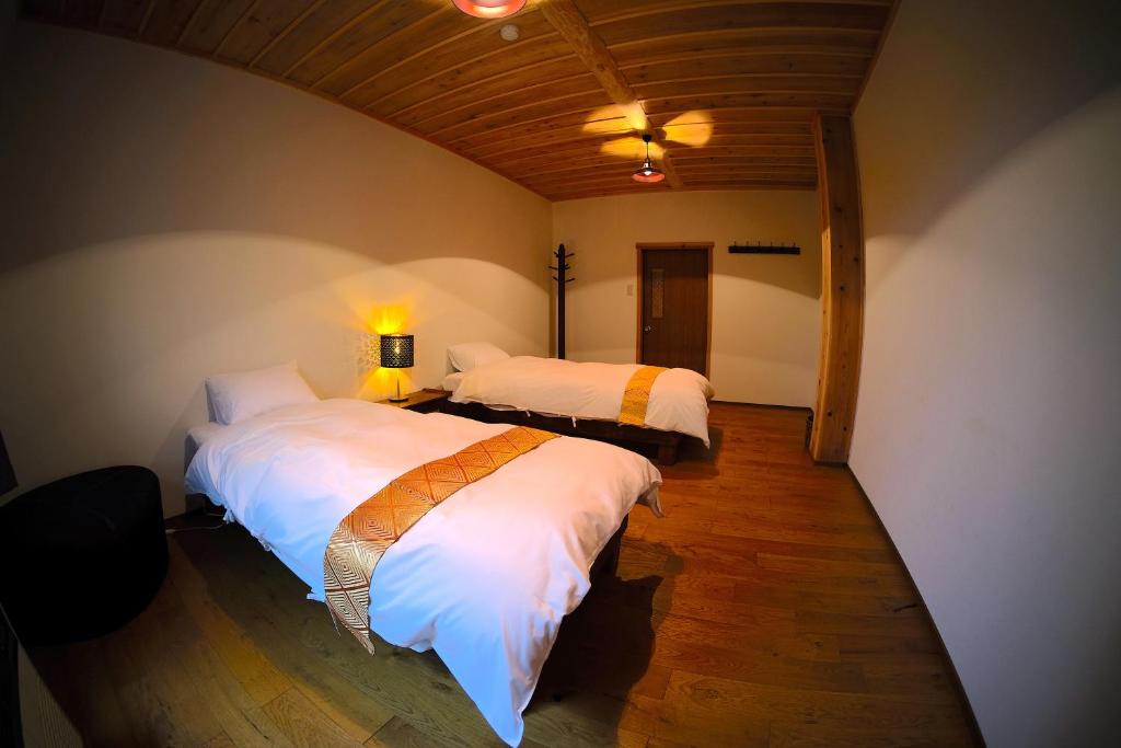 Postel nebo postele na pokoji v ubytování HA-MON Slope Side Hotel and Private Chalet