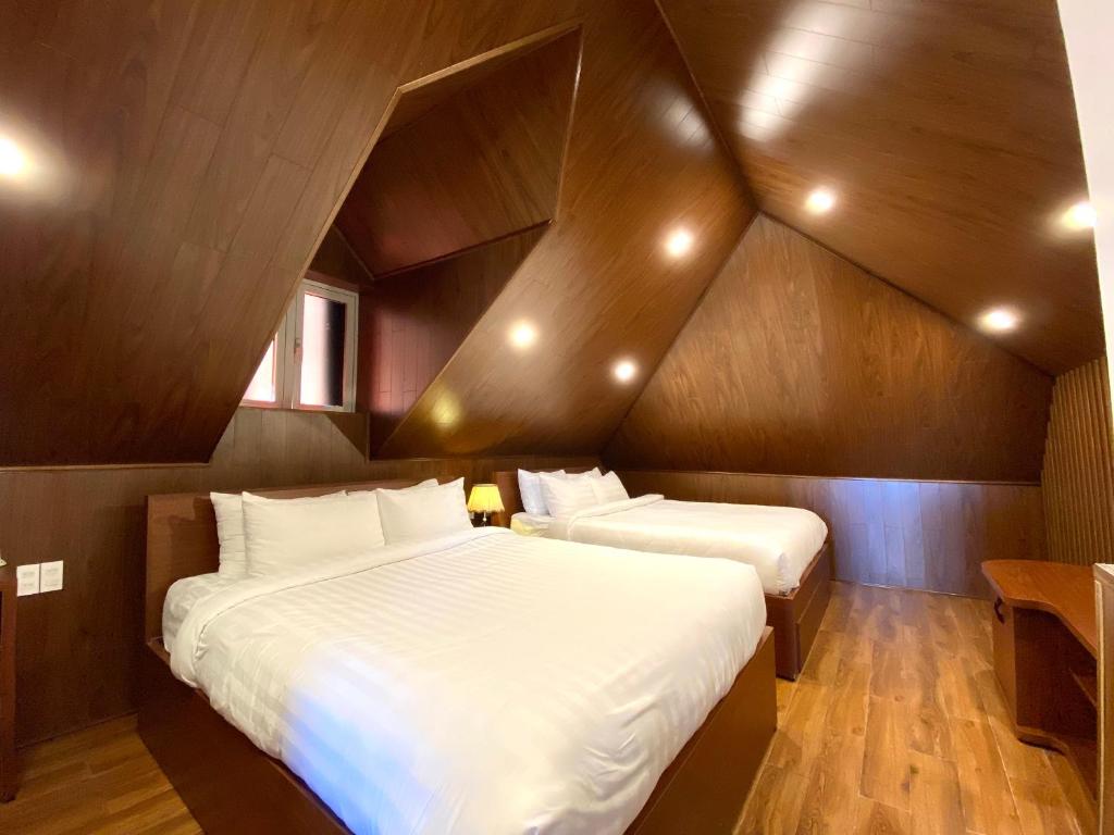 Postel nebo postele na pokoji v ubytování Dallas Hotel Dalat