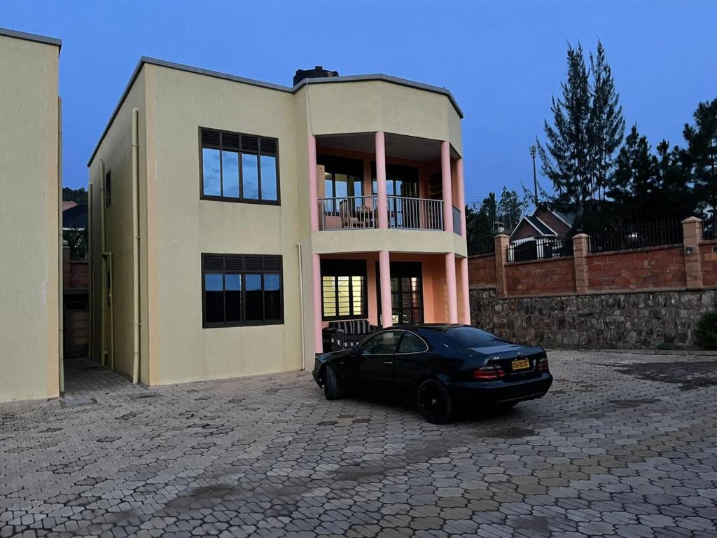 The Mugabis Spacious Private Room - Housity