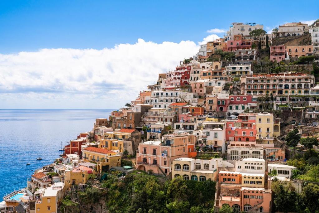 un groupe de maisons sur une colline à côté de l'océan dans l'établissement Mamma Mia, à Positano