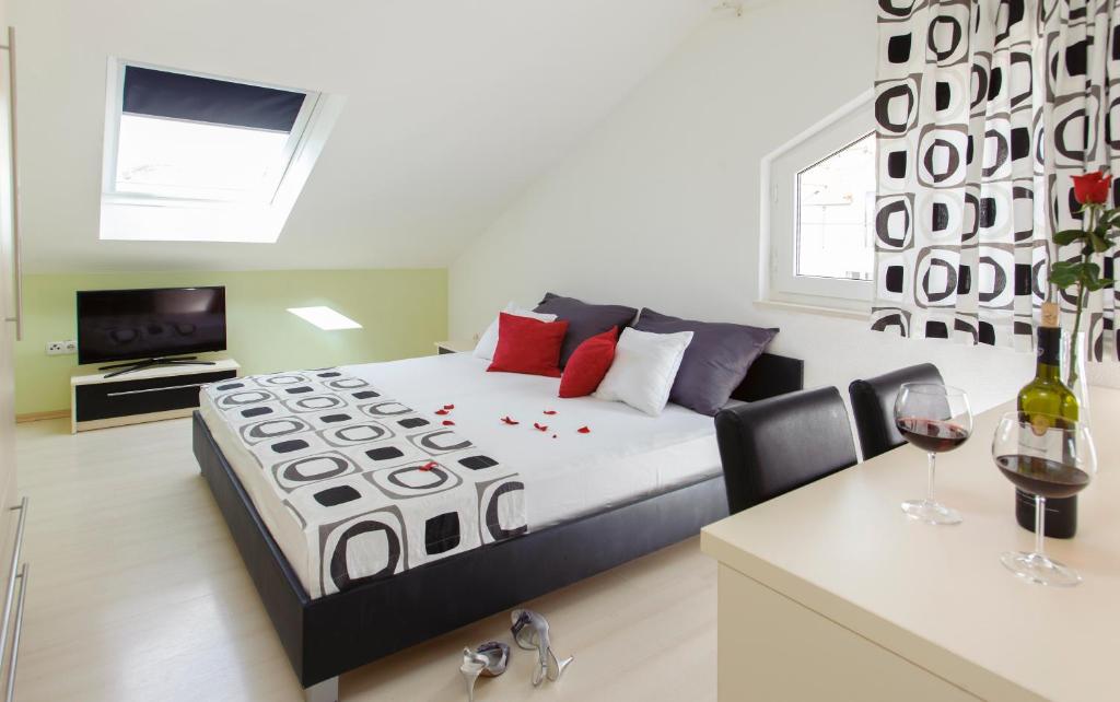 - une chambre avec un grand lit et un canapé dans l'établissement Room in BB - Delightfull room for 2, à Promajna