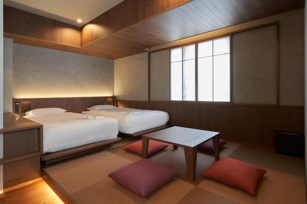 Giường trong phòng chung tại COCOSHUKU AKASAKA Premium