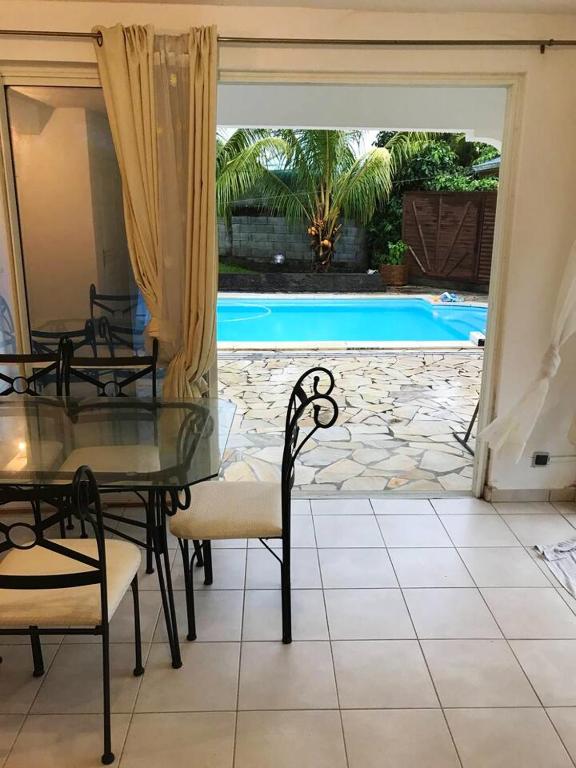Πισίνα στο ή κοντά στο Appartement confort à Sainte-Rose avec piscine partagée