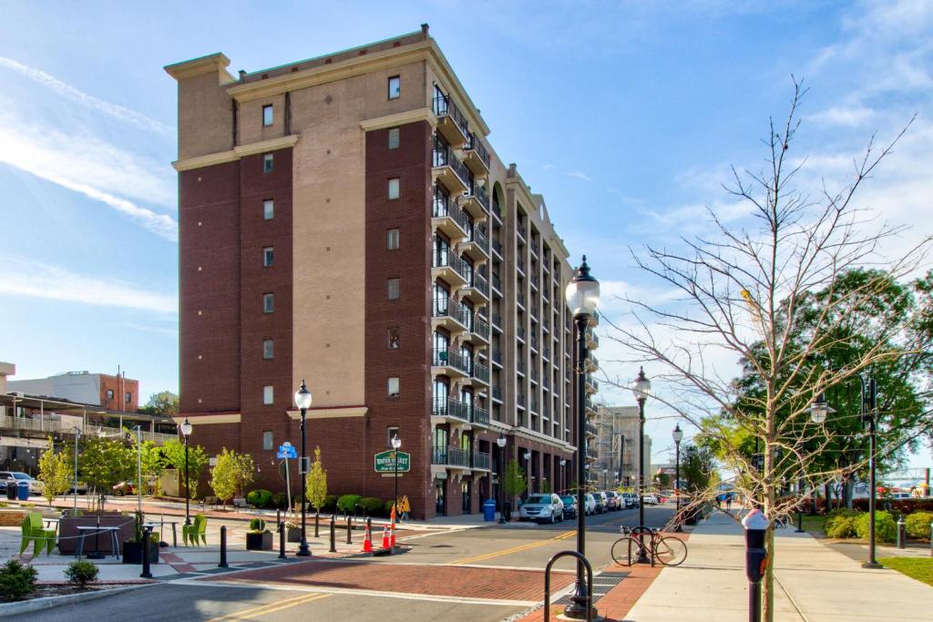 un alto edificio di mattoni su una strada di città con un lampione di Water Street Condos II a Wilmington