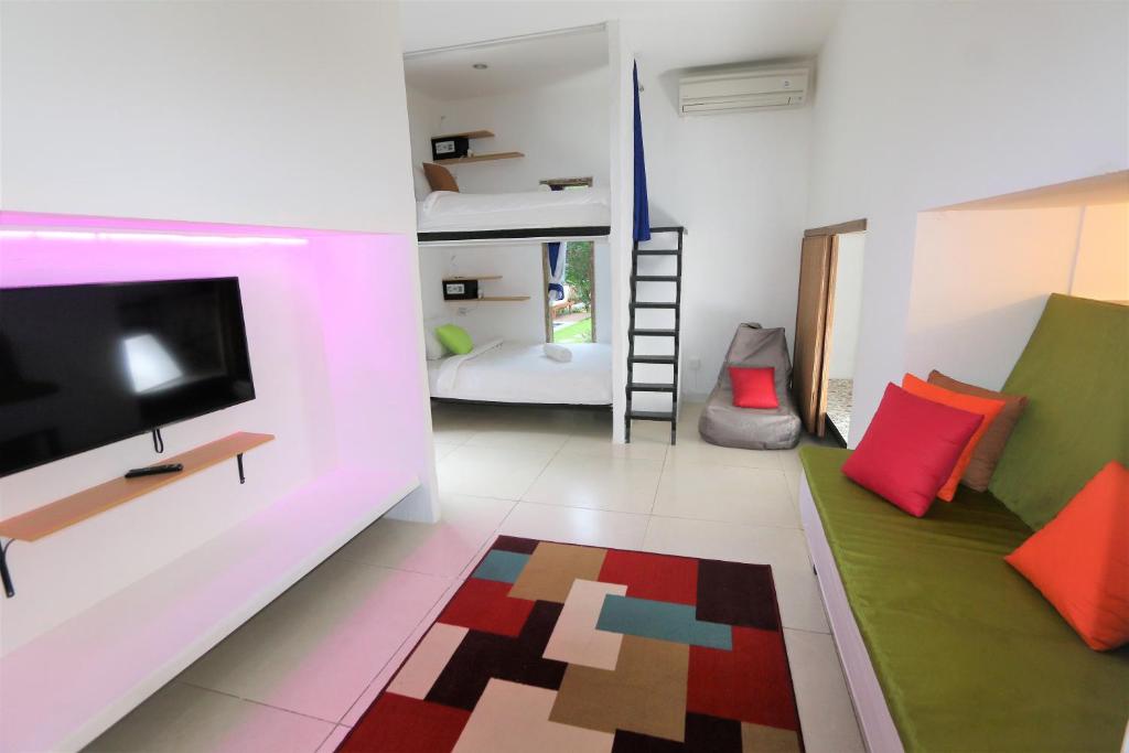 TV a/nebo společenská místnost v ubytování Cornerstone Bali Coworking