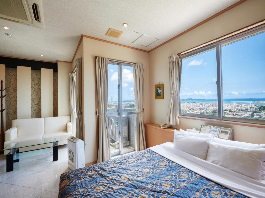 ein Schlafzimmer mit einem Bett und einem großen Fenster in der Unterkunft HOTEL PACIFIC VIEW（ホテルパシフィックビュー） in Okinawa