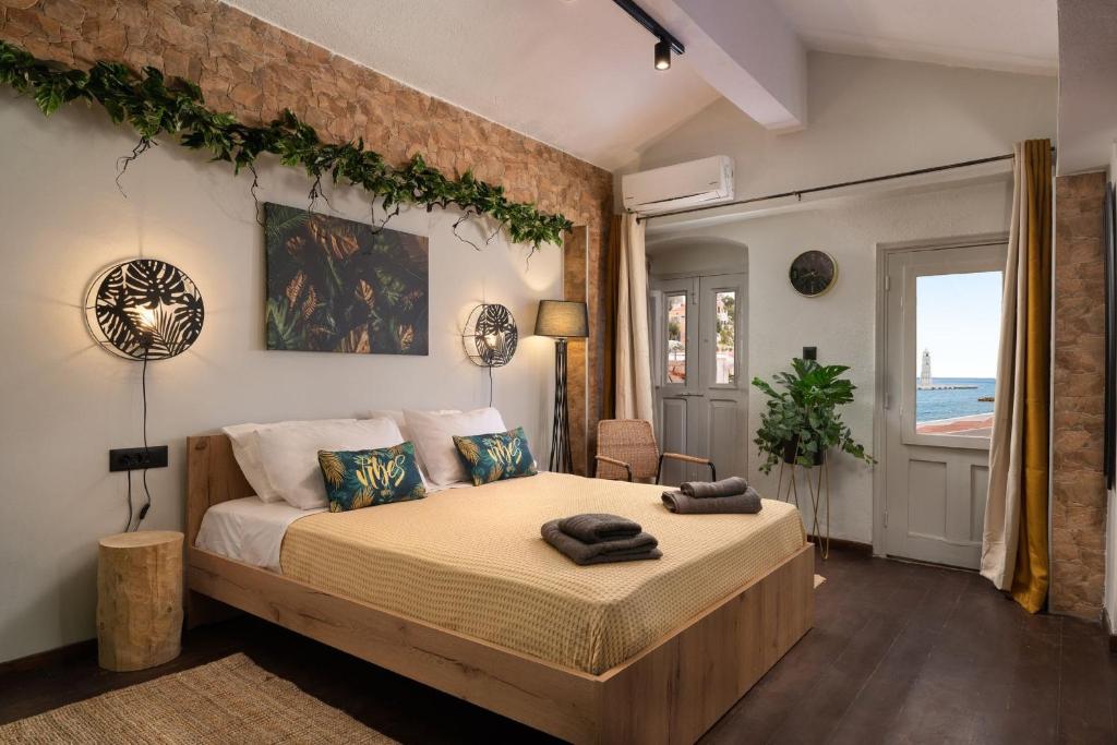 um quarto com uma cama com toalhas em Green Symi Apartment em Simi