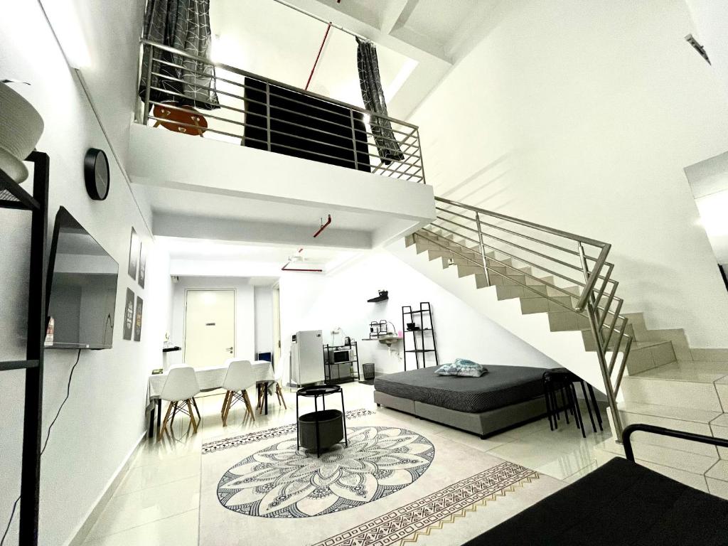 - un salon blanc avec un escalier et un lit dans l'établissement Minimalist Loft IV @DeCentrum (Wifi/Netflix), à Kajang