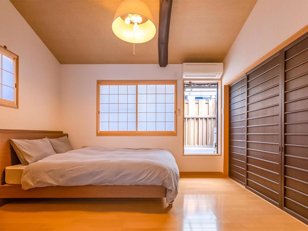 慶有魚·二条城(Kyotofish·Nijojo)*百年町屋青石板*庭院浴缸*二条站6分钟*民宿认证 객실 침대