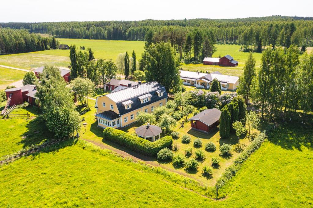 an aerial view of a large house with a yard at B&B Lomamokkila in Savonlinna