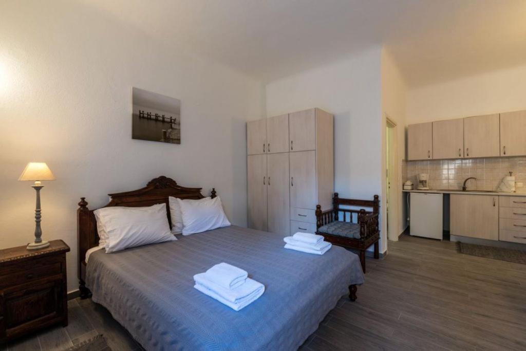 Postel nebo postele na pokoji v ubytování Eleni's Village Suites