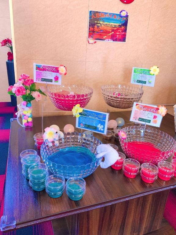 Jedzenie w hotelu miłości lub w pobliżu