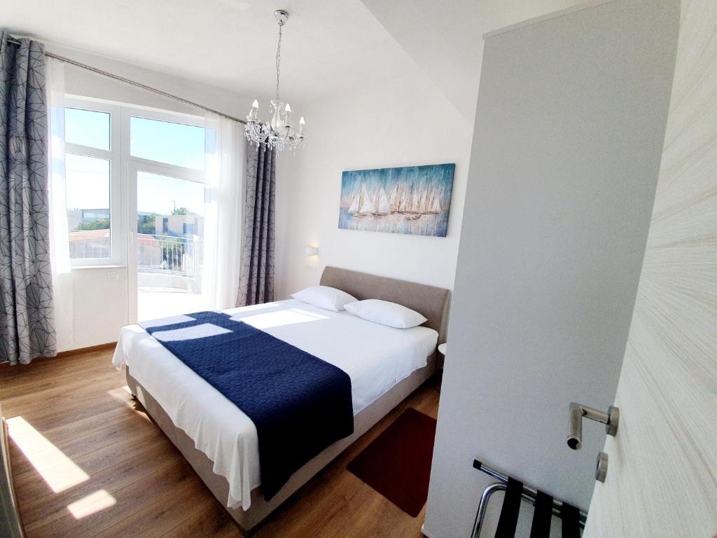 Postel nebo postele na pokoji v ubytování White House apartments