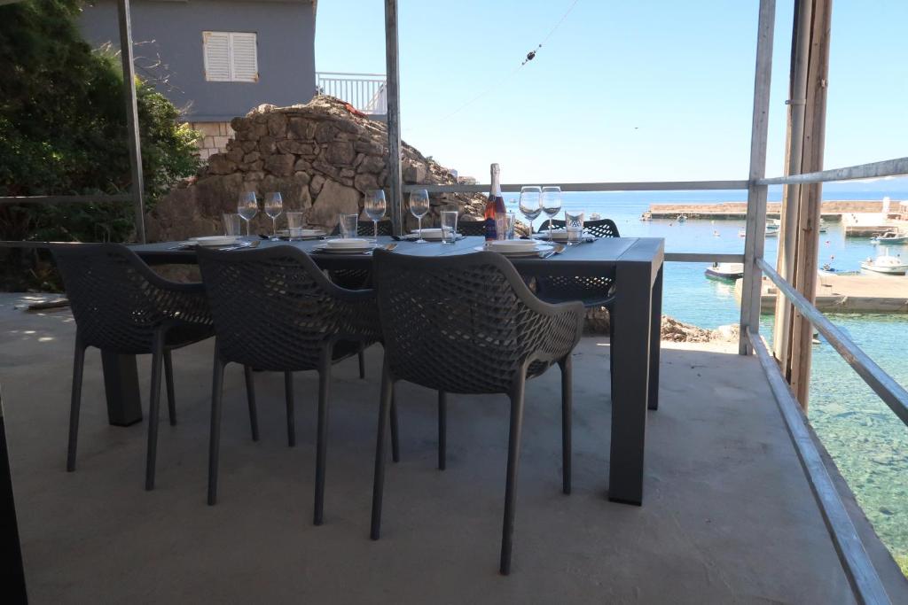 tavolo da pranzo con sedie e vista sull'oceano di Captains beach home a Čara