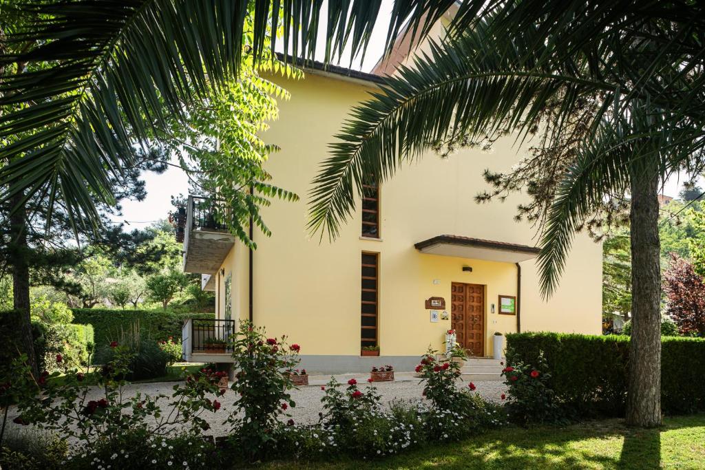 vistas a una casa desde el jardín en Il Girasole en Basciano