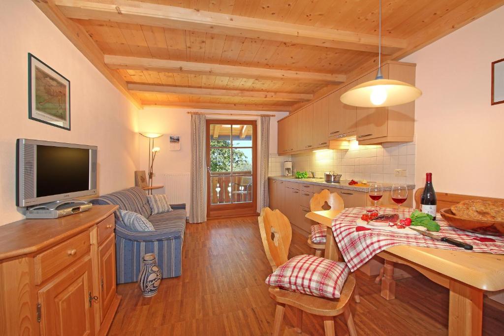 A television and/or entertainment centre at Niglutsch Apartement Schlern