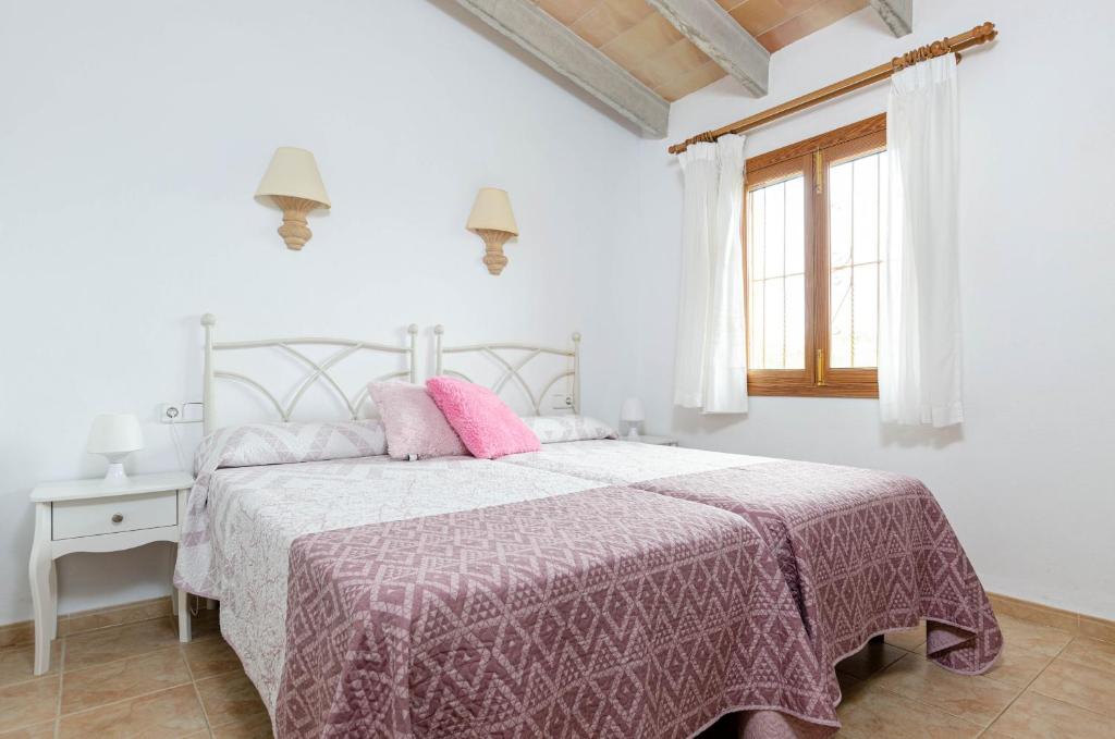 Postel nebo postele na pokoji v ubytování YourHouse Sa Sini villa