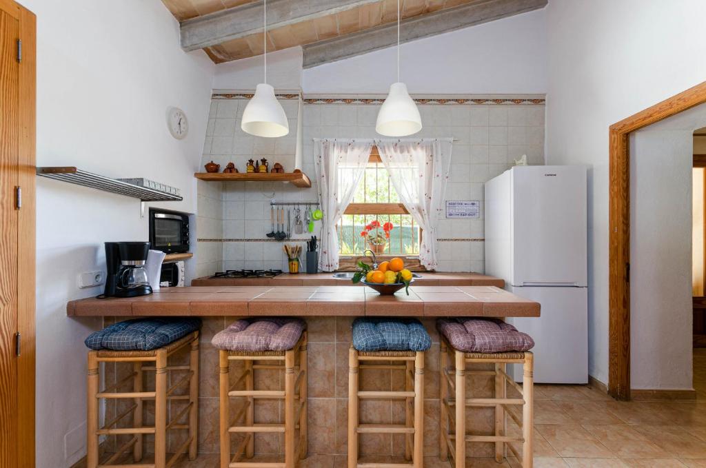 Kuchyň nebo kuchyňský kout v ubytování YourHouse Sa Sini villa