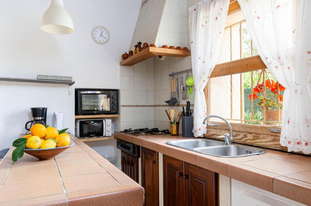 Kuchyň nebo kuchyňský kout v ubytování YourHouse Sa Sini villa