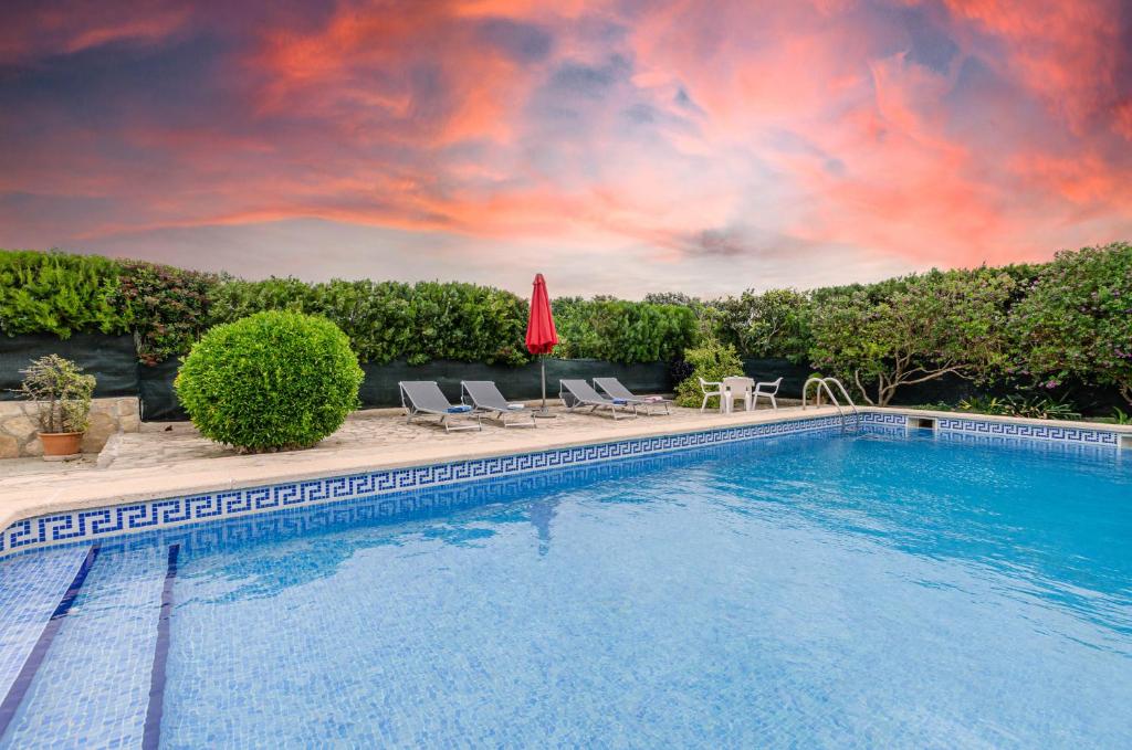 Bazén v ubytování YourHouse Sa Sini villa nebo v jeho okolí