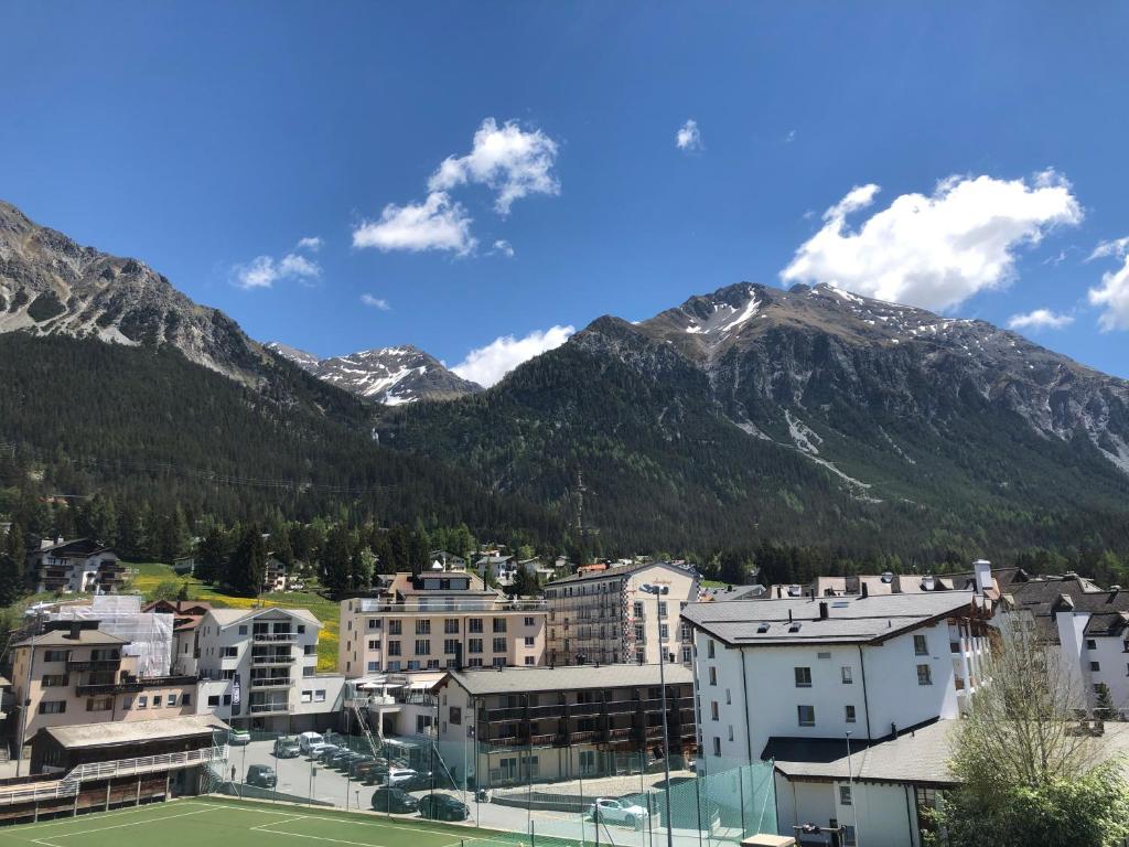a view of a city with mountains in the background at Ferienwohnung 405 Haus Allod in Lenzerheide