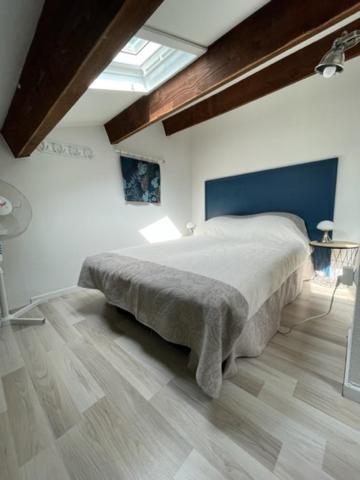 Posteľ alebo postele v izbe v ubytovaní Maison, Parking, Piscine et Tennis - St Pierre la Mer 5SANT302