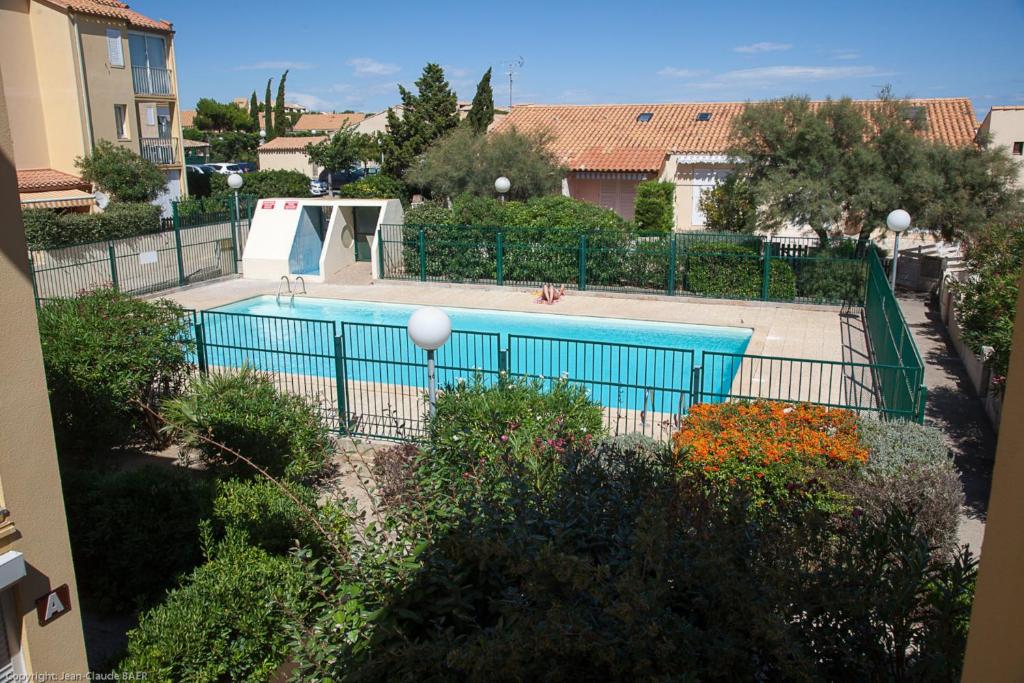 Bazén v ubytovaní Maison, Parking, Piscine et Tennis - St Pierre la Mer 5SANT302 alebo v jeho blízkosti
