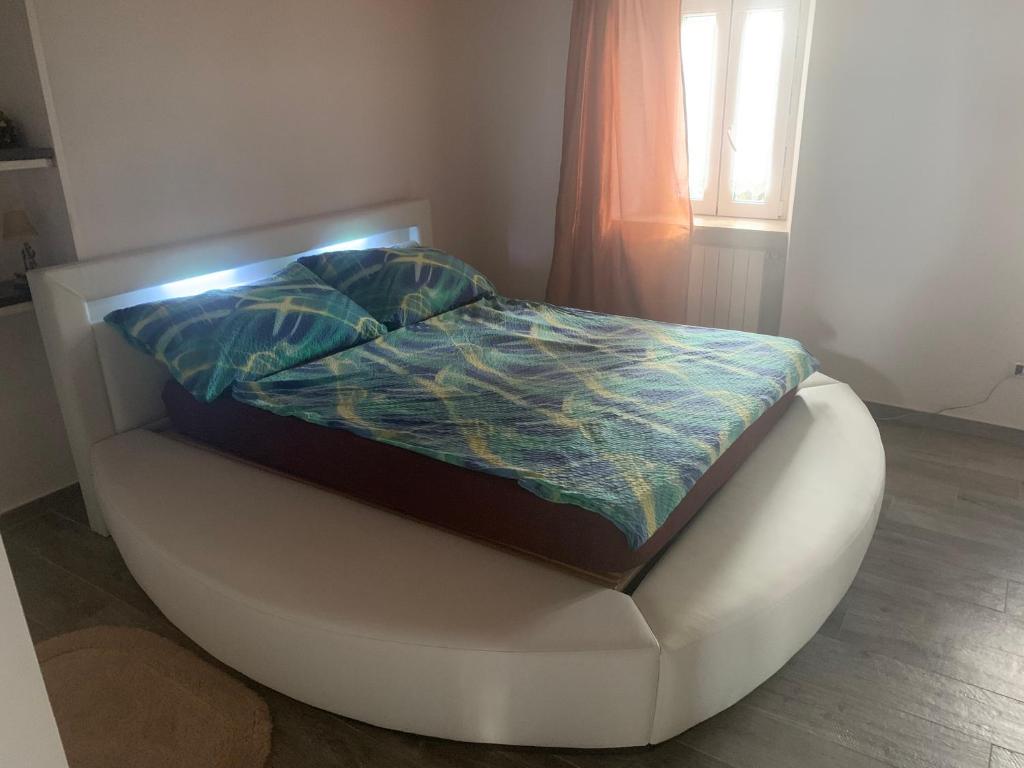 Cadegliano Viconago的住宿－Casa Danilo，一张睡在白色的搁脚凳上的床