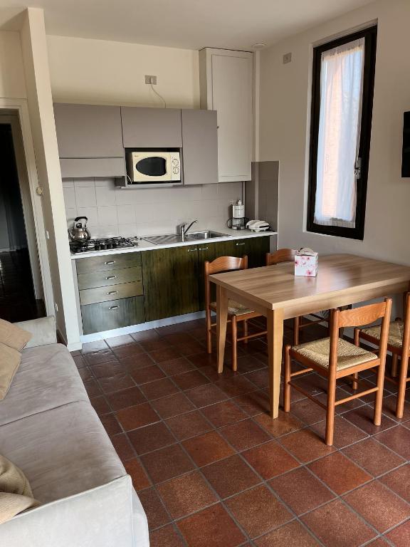 Kuchyňa alebo kuchynka v ubytovaní Residence Il Melograno