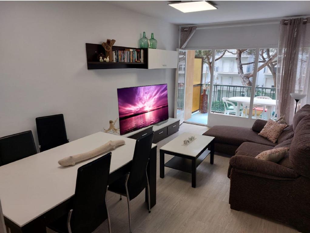 una sala de estar con un sofá y una mesa en BRAVAHOLIDAYS-282-Palmeras-2, en Blanes