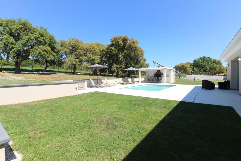 Zahrada ubytování Stunning modern villa Monte Vernal in Pula near the beach and city center