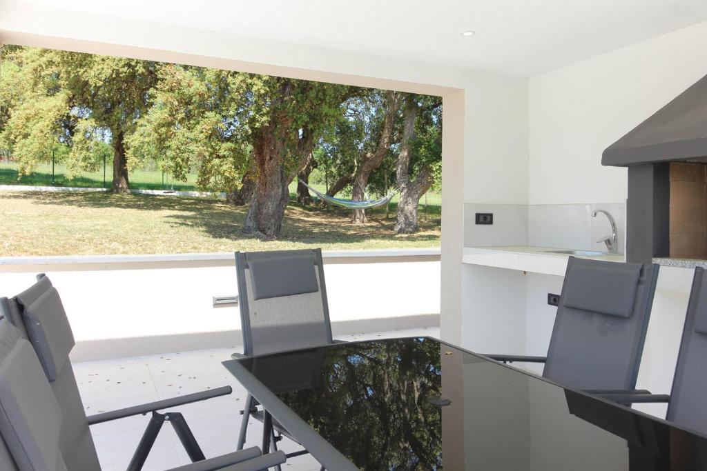 Posezení v ubytování Stunning modern villa Monte Vernal in Pula near the beach and city center