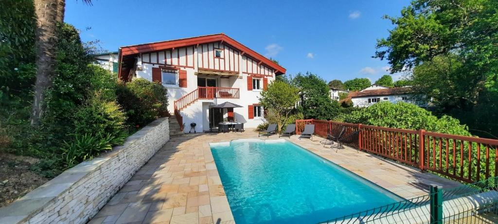 basen przed domem w obiekcie Chambre d'hôtes avec piscine au calme dans maison Basque w mieście Ascain