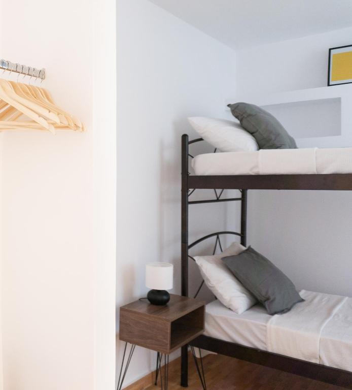 Posteľ alebo postele v izbe v ubytovaní Dioskouros Hostel