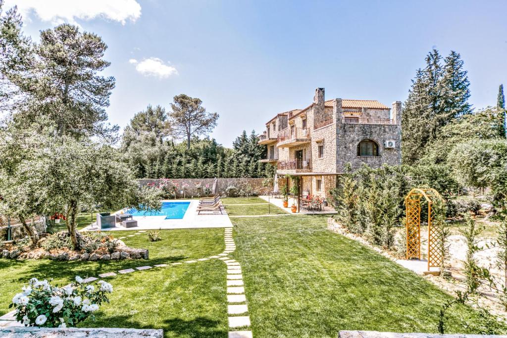 古維亞的住宿－Filia Stone Villa，享有带庭院的房屋外部景致