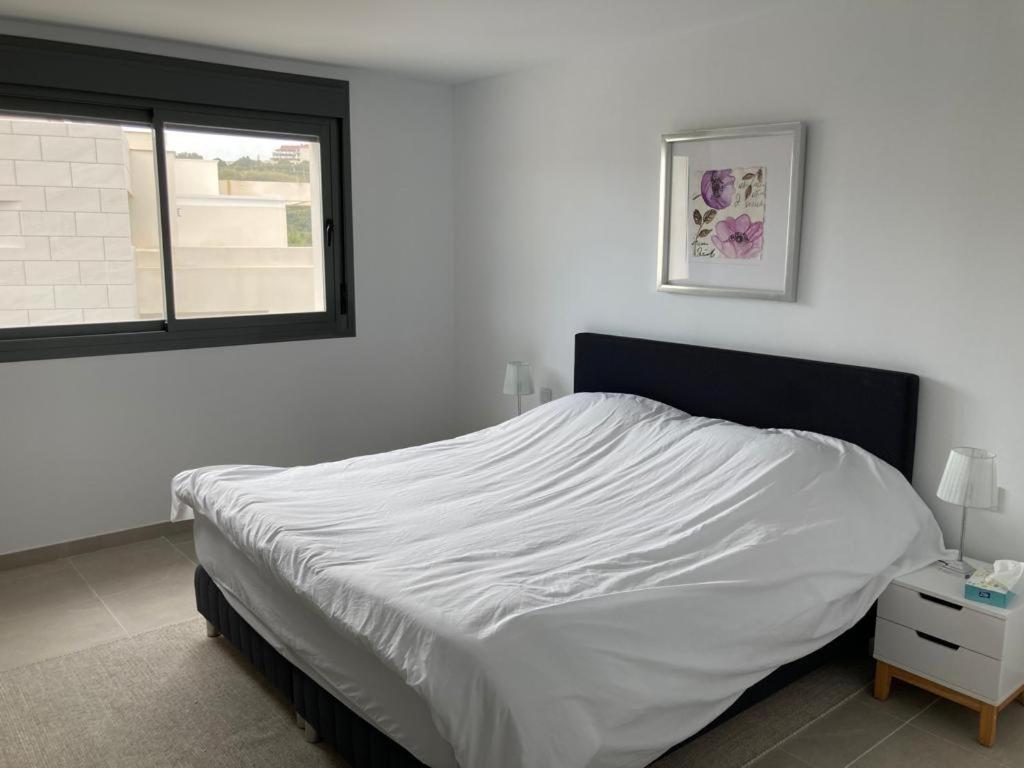 Posteľ alebo postele v izbe v ubytovaní Appartement Casares - Mer, Golf, Piscine, Padel - FINCA CORTESIN