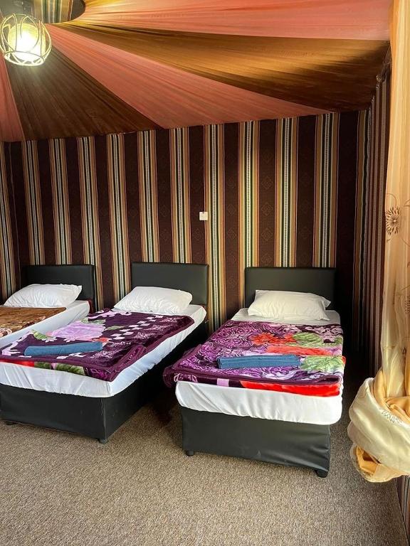 Postel nebo postele na pokoji v ubytování Wadi Rum Star Camp