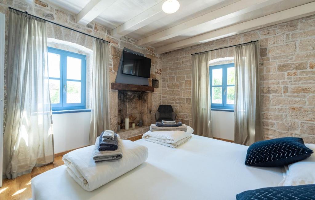 Posteľ alebo postele v izbe v ubytovaní Villa Pi with Heated Pool
