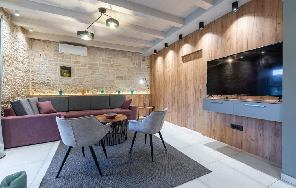 Televízia a/alebo spoločenská miestnosť v ubytovaní Villa Pi with Heated Pool