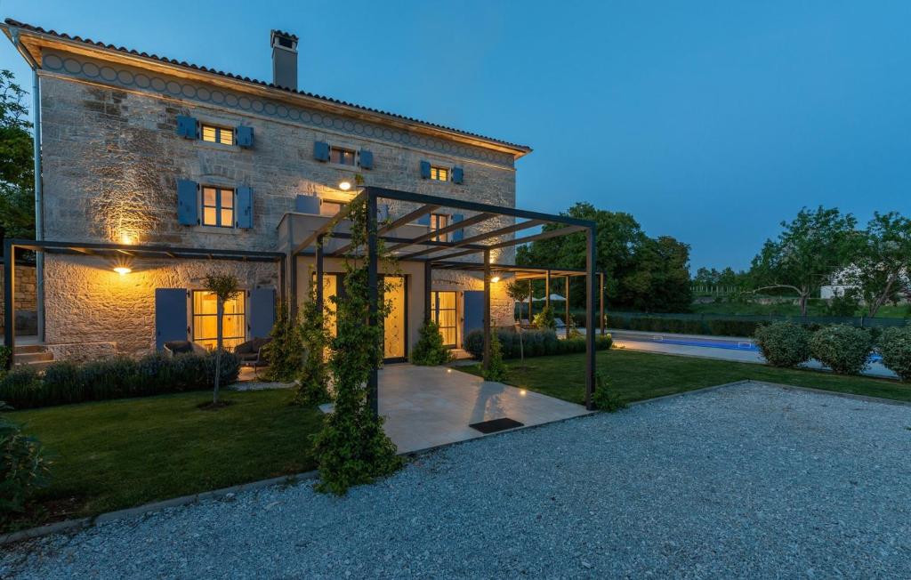 Vonkajšia záhrada v ubytovaní Villa Pi with Heated Pool