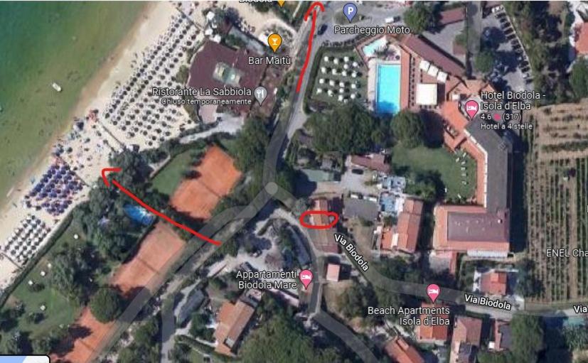 Un mapa de una casa con una flecha roja en Appartamento Marina en Portoferraio