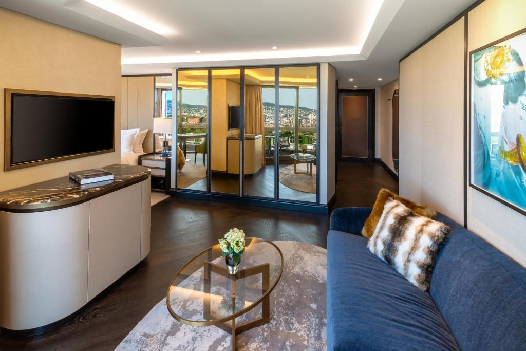 
Junior Suite w/Balcony
