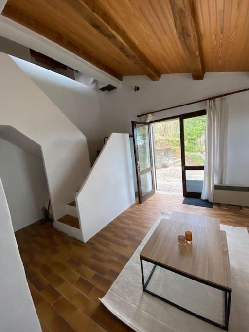 salon ze stolikiem kawowym w domu w obiekcie Le Gîte du Truel w mieście Mars