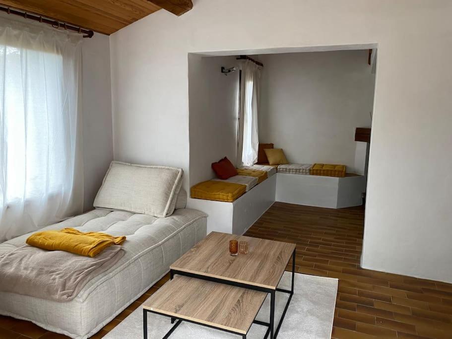 salon z kanapą i stołem w obiekcie Le Gîte du Truel w mieście Mars