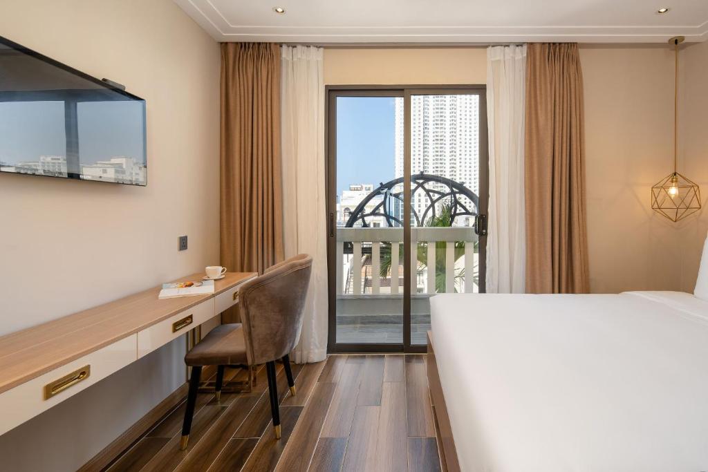 King Suite with Balcony and City View