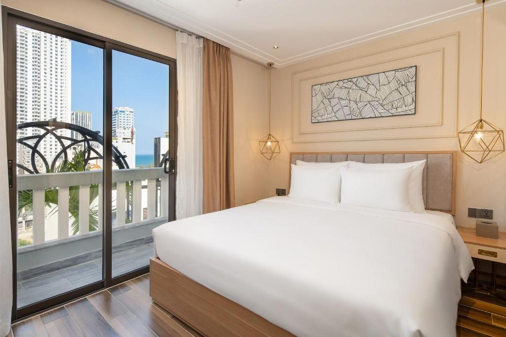 King Suite with Balcony and City View