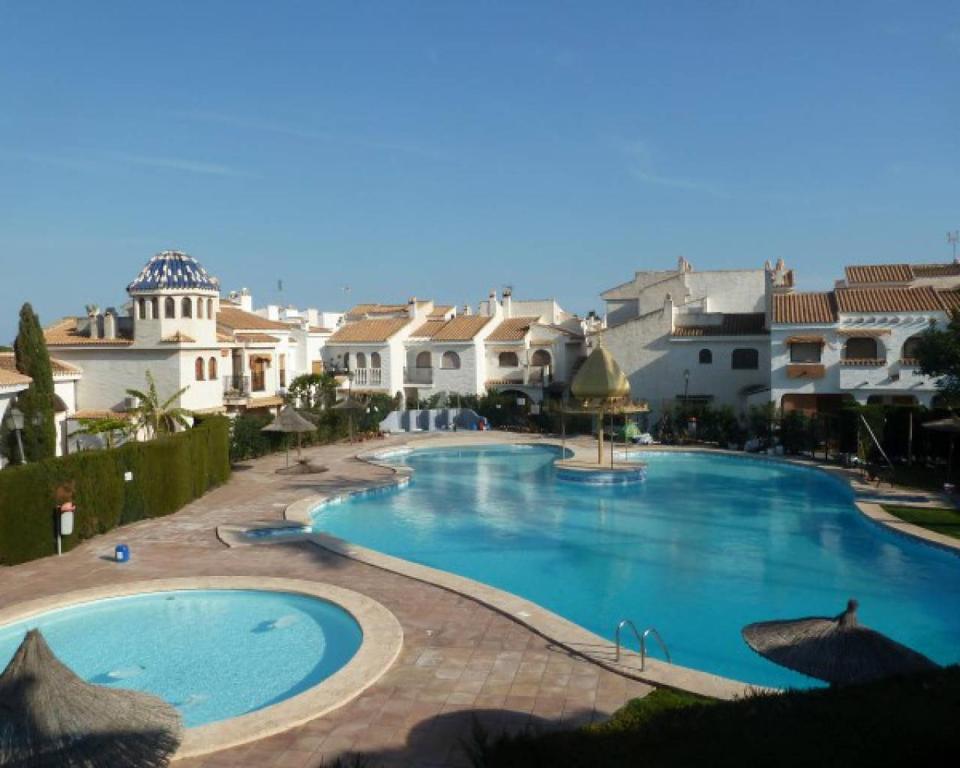 Bazén v ubytování Bungalow muy cerca de la playa nebo v jeho okolí
